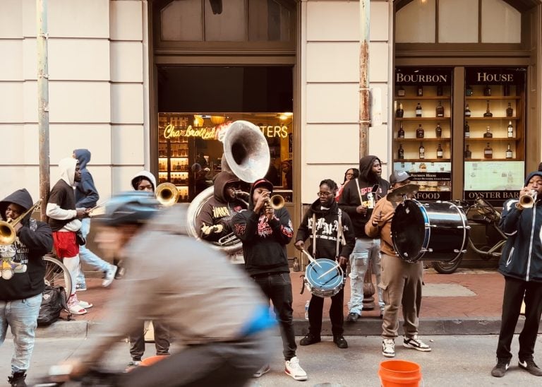 Musicians-playing-music-in-the-French-Quarter-New-Orleans.